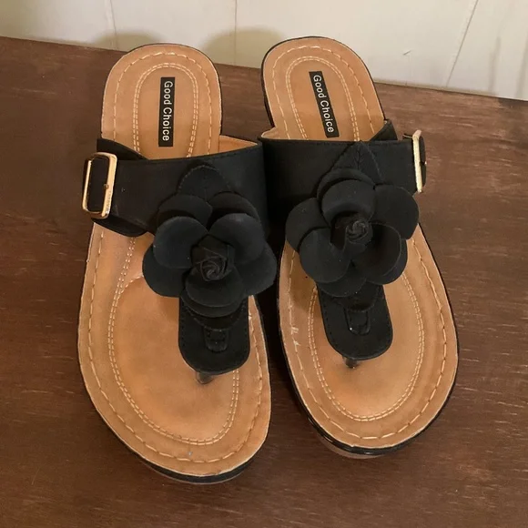 GOOD CHOICE BLACK SANDALS WITH BIG FLOWER WORN 1 TIME - Picture 1 of 5